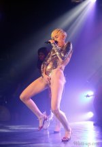Miley_grope8.md.jpg